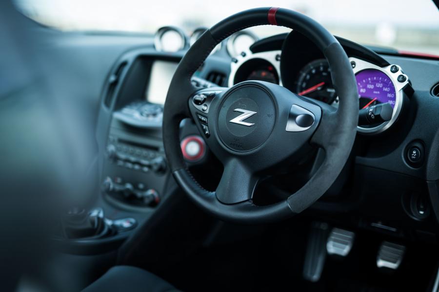Интерьер Nissan Fairlady Z 50th Anniversary 2019 года  (фото 10 из 21)